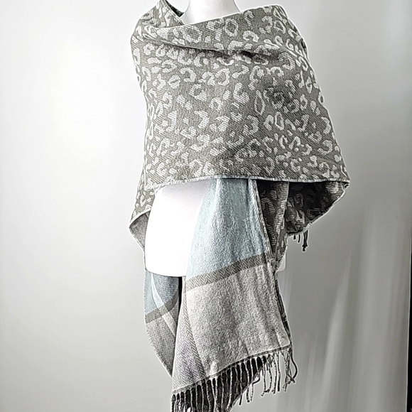 Chico's Reversible Shawl Gray Leopard + Light Blue & Gray Plaid Chevron w Fringe - Picture 8 of 9